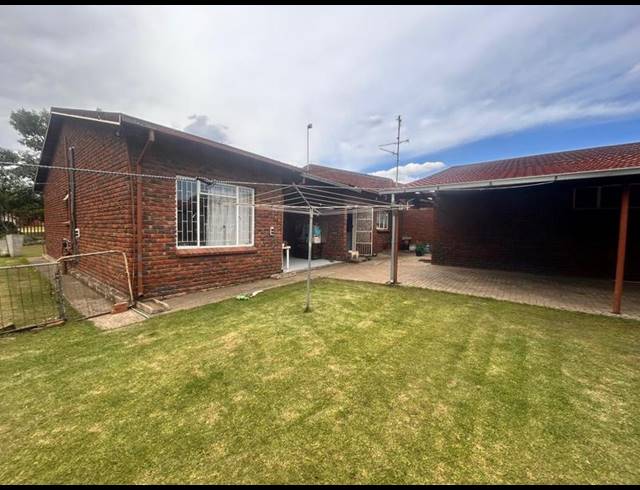 4 BEDROOM TOWNHOUSE FOR SALE IN MEYERVILLE